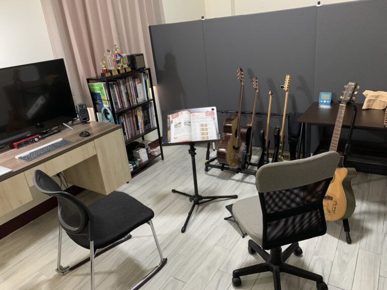教室上課座位及樂器